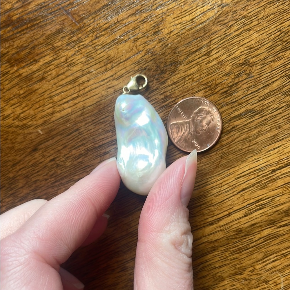 Elegant Baroque Pearl Pendant with Gold Clasp